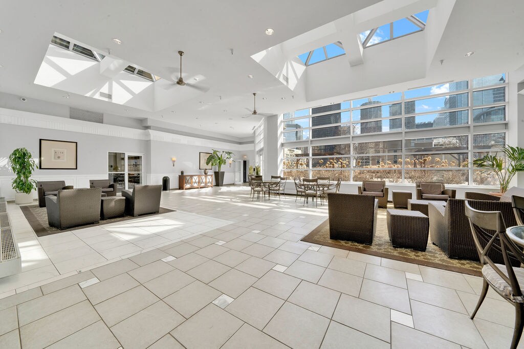 Building Photo - 545 N Dearborn St