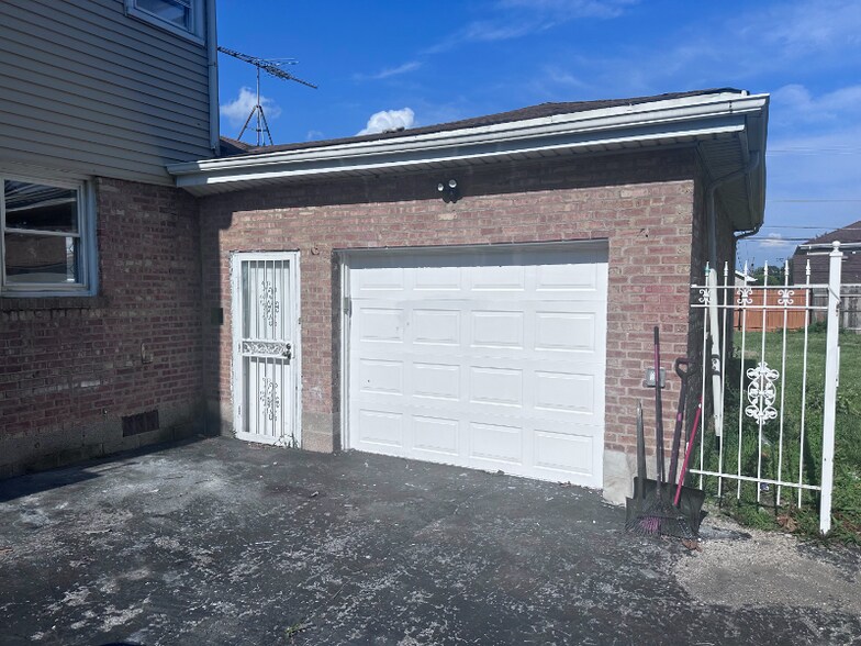 Building Photo - 8323 Melvina Ave