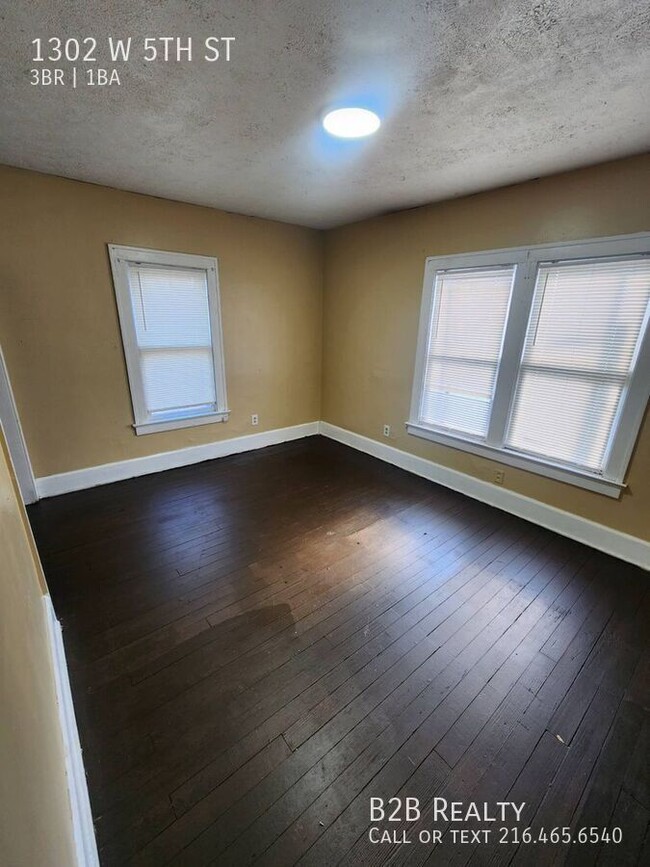 Building Photo - 1302 W 5th St