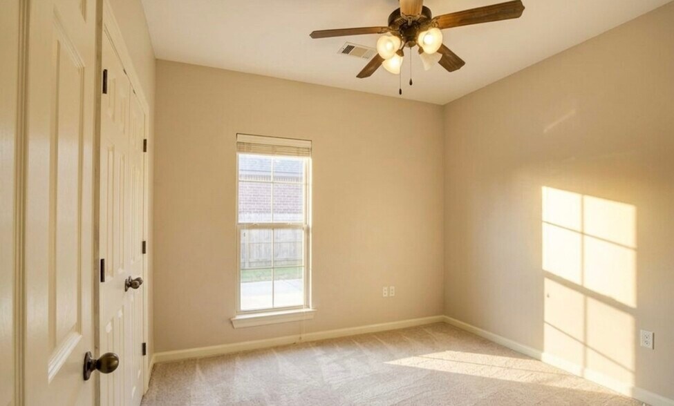 Building Photo - 3858 Southpass Ave