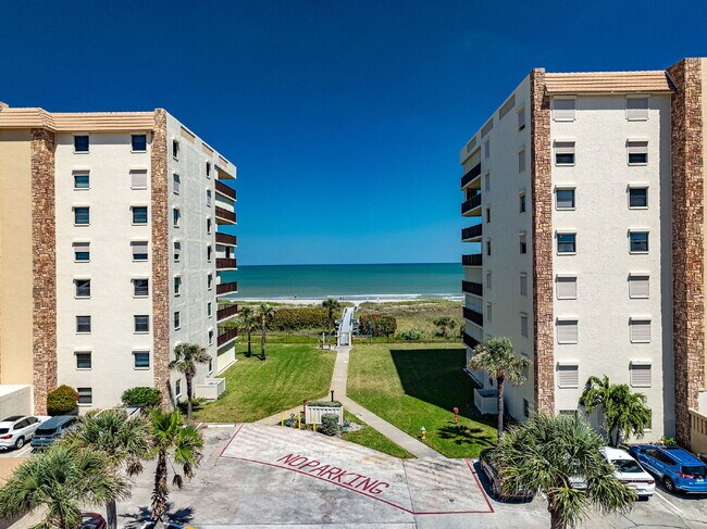 Building Photo - 1/1 Oceanfront condo with resort-like amenities!