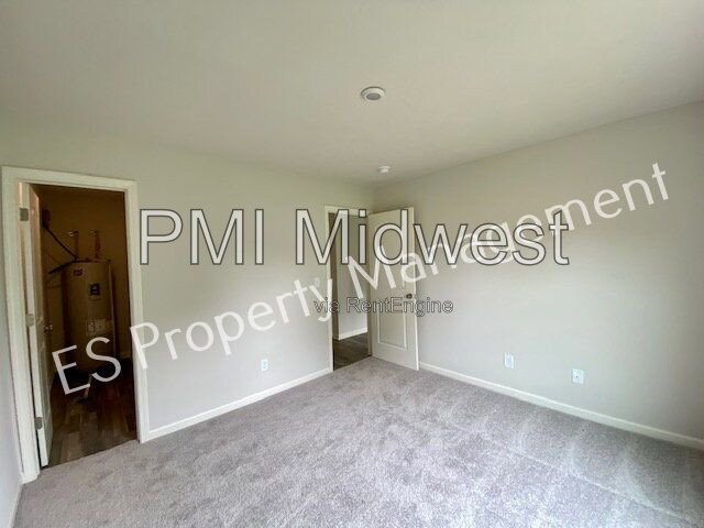 Building Photo - 2913 W Kings Cyn Dr