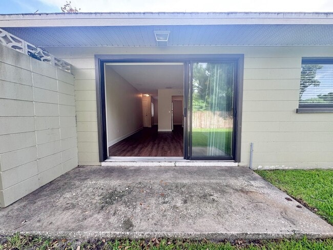 Building Photo - Apartment - Right off Cypress Gardens Blvd!