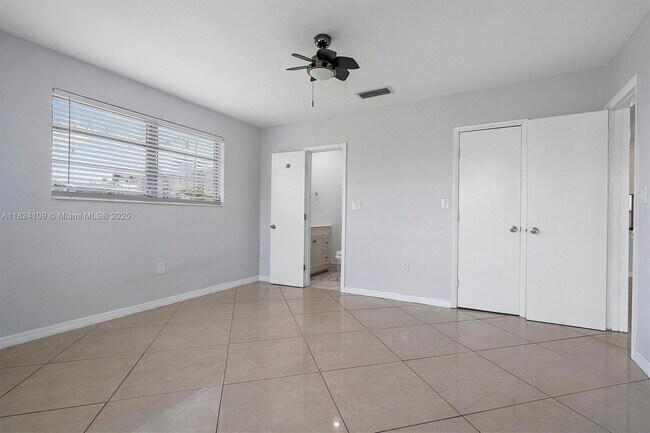 Building Photo - 1671 NE Miami Gardens Dr