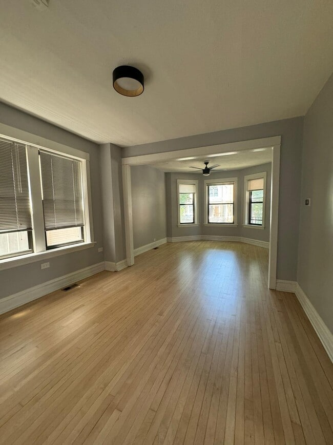 Building Photo - 2415 W Warner Ave