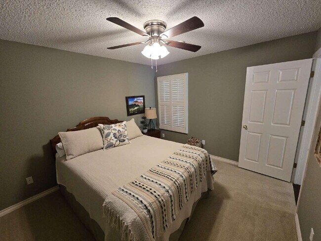 Building Photo - "Discover Spacious Comfort: 3-Bed, 2-Bath Gem on 77th Street (furnished)| Kingsgate