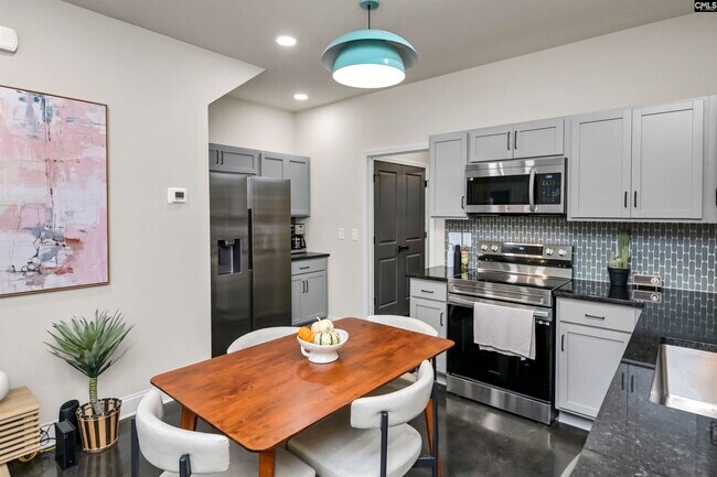 Building Photo - 816 Shull St