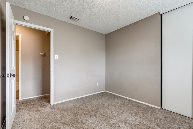 Building Photo - 3-BEDROOM HOME IN PIPERS MEADOW