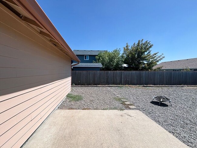 Building Photo - 882 Smith St