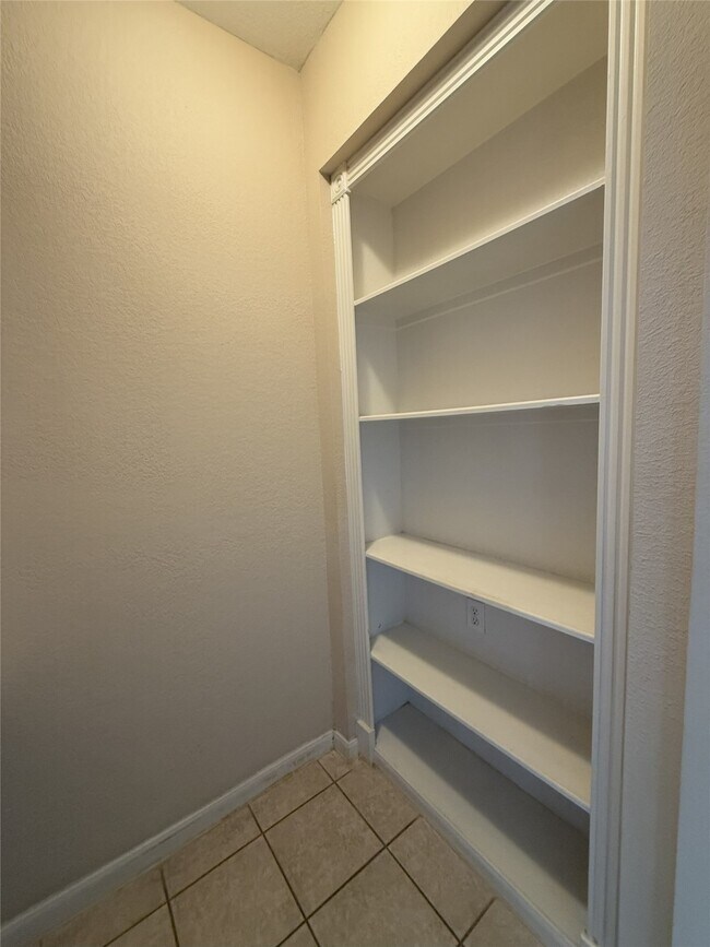 Building Photo - 7575 Kirby Dr