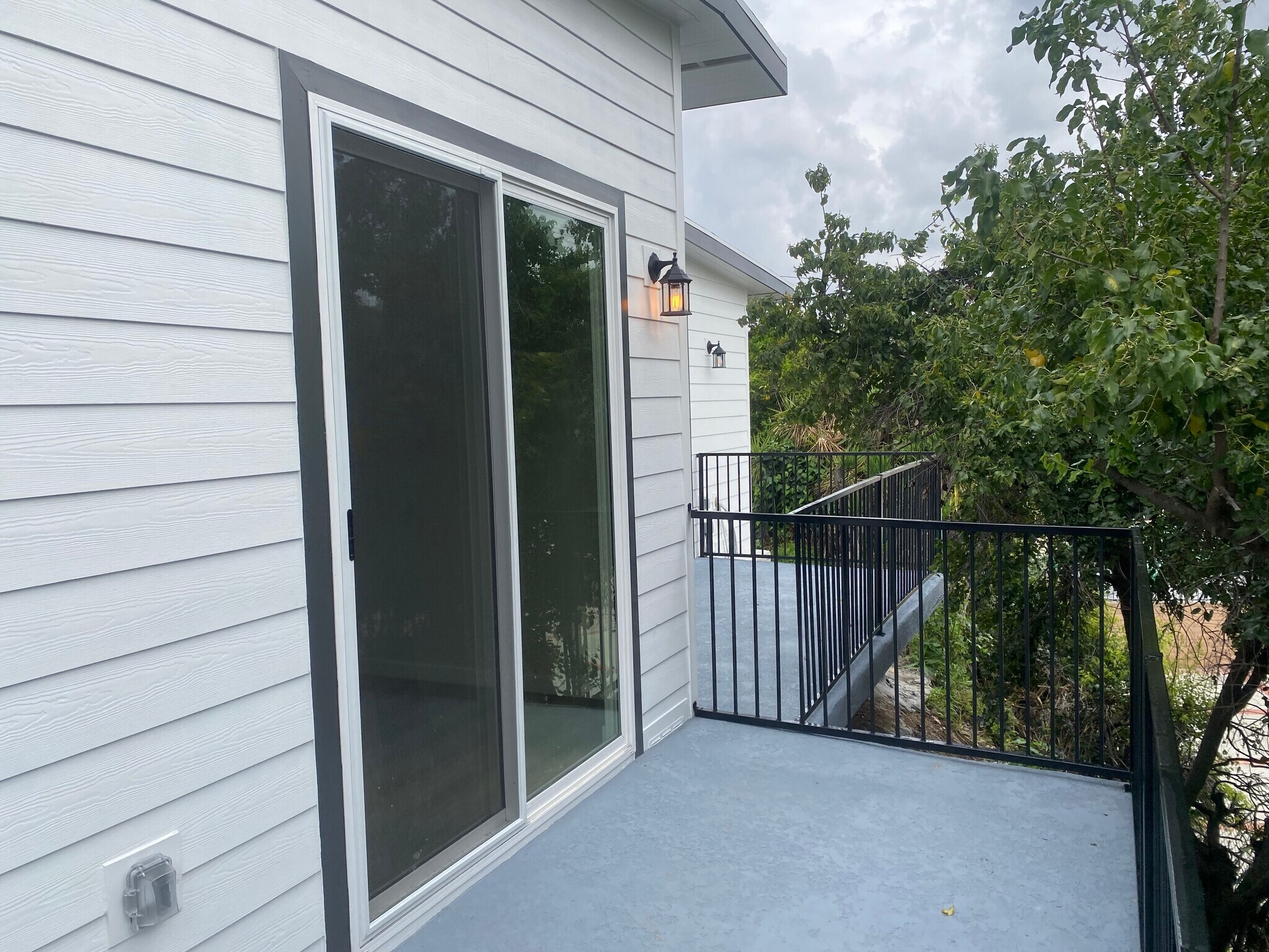 Outdoor deck 2 - 320 Ulysses St