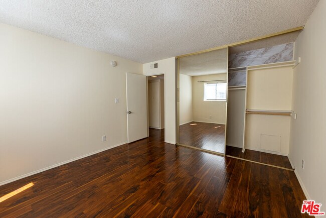 Building Photo - 5330 Zelzah Ave
