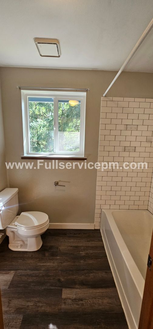 Building Photo - Beautiful duplex apt. on Quiet culdesac