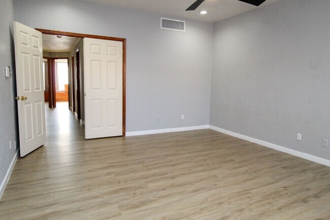 Building Photo - 2081 Paseo Del Prado Dr