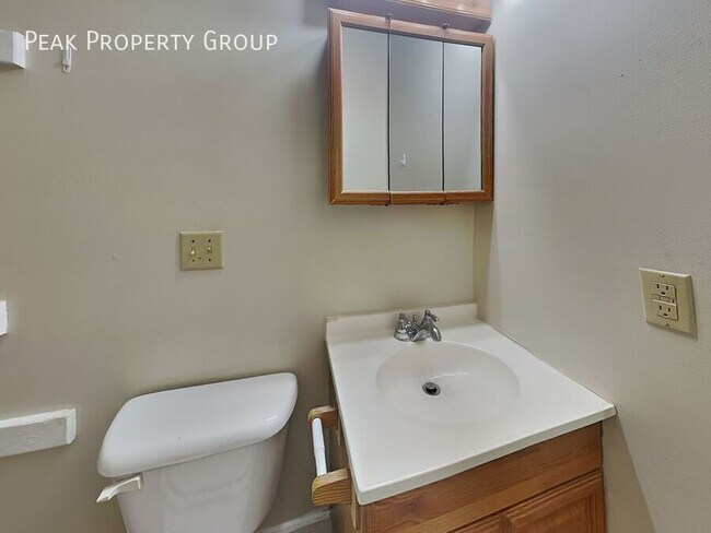 Building Photo - 1394 1/2 Indianola Avenue-