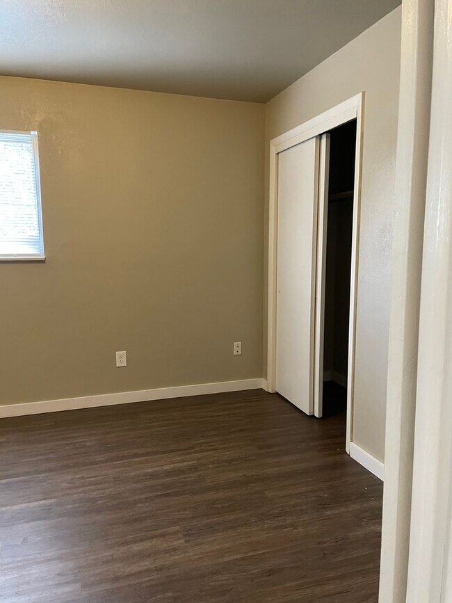 Building Photo - STUDENTS WELCOME! 5 Bedroom 3 Bathroom Single Family Home West Fort Collins