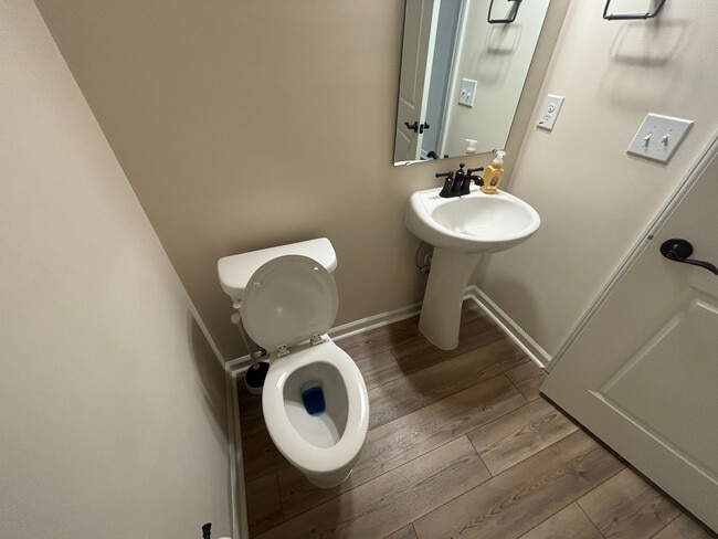 Building Photo - Room in House on Hedge Maple Dr