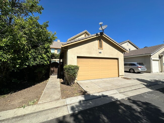 Building Photo - Beautiful 5 Bedroom, 3 Bath Mountain House...