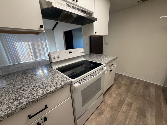 Building Photo - Welcome to this beautifully renovated 2-bedroom, 1-bath home in the desirable Foothill Oaks!