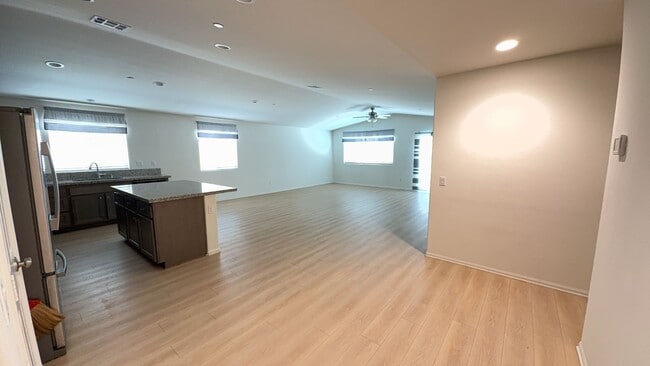 Building Photo - 4 BEDROOM, 3 BATH VICTORVILLE HOME