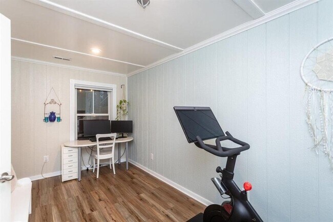 Building Photo - Spacious Townhouse with BONUS THEATER ROOM