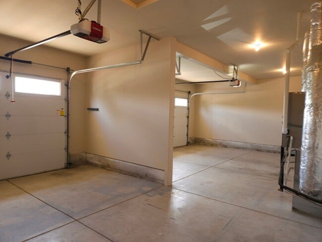 Building Photo - 4Bd/2.5Ba Two Story House - Available to View!