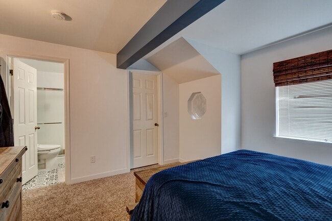 Building Photo - Recently Updated 3 Bedroom and 3 Bath Town...