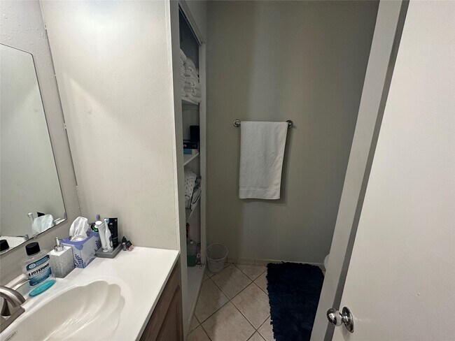 Building Photo - 9939 Valley Park Dr