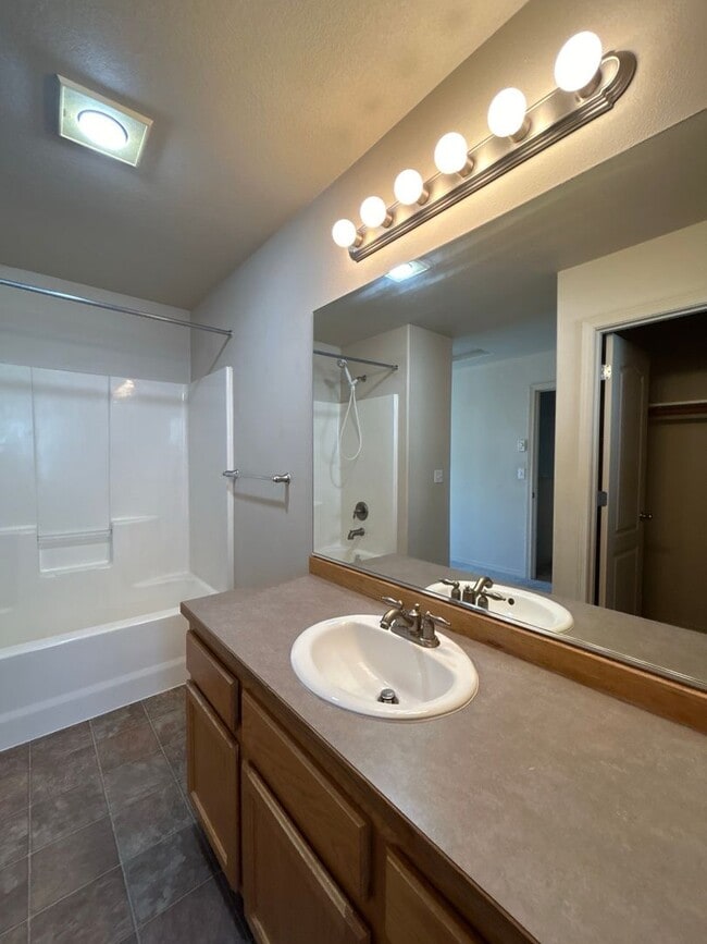 Building Photo - 3 Bedroom Townhouse in The Pines at Pilot ...