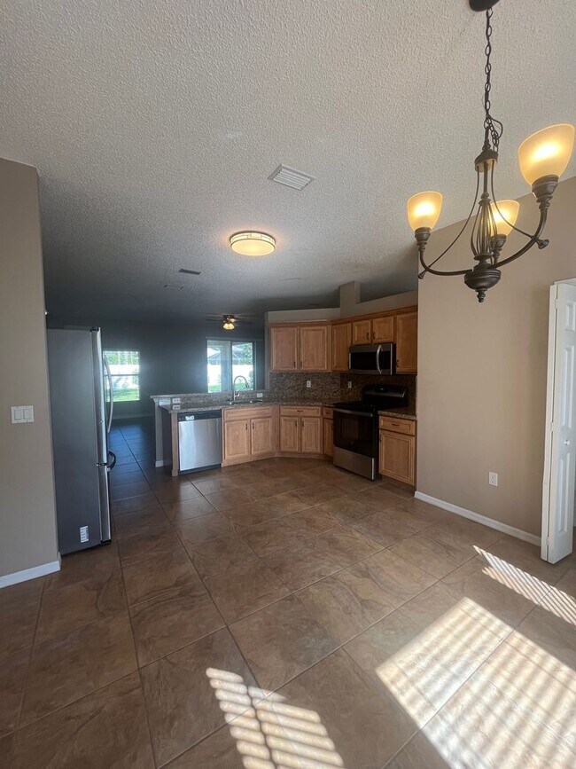 Building Photo - Updated Single family 3 / 2 with Screened ...