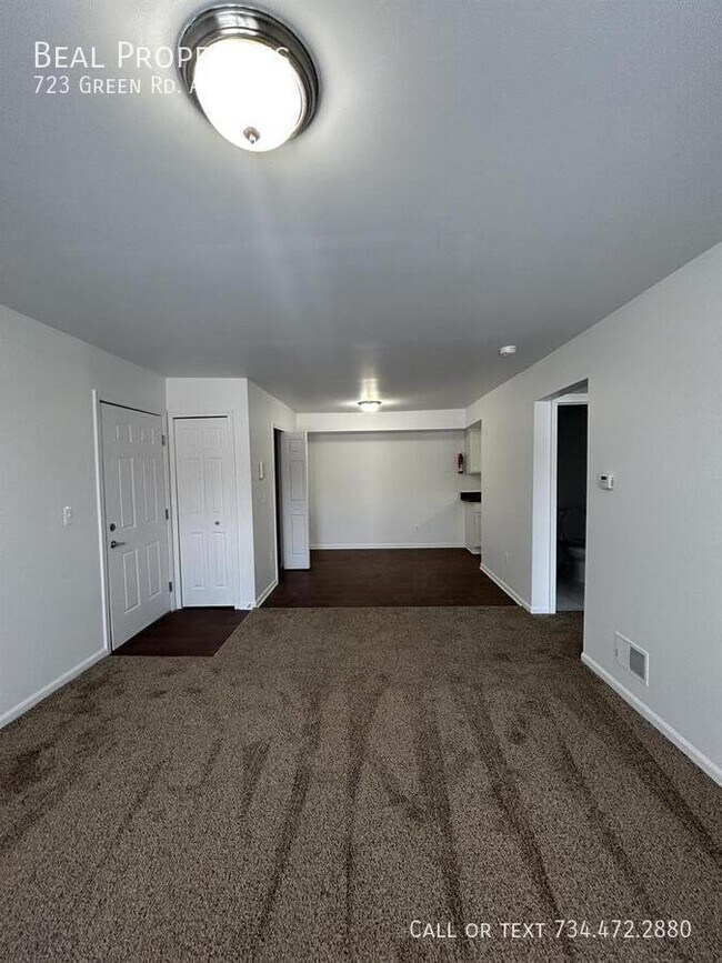 Building Photo - 723 Green Rd