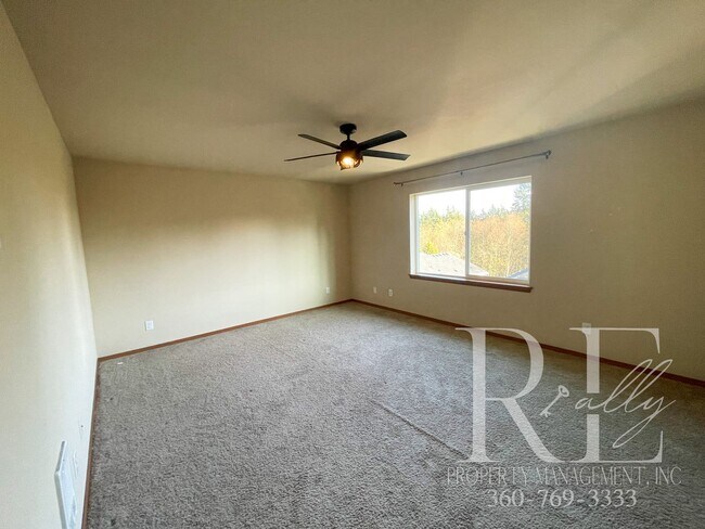 Building Photo - Spacious 3 bedroom