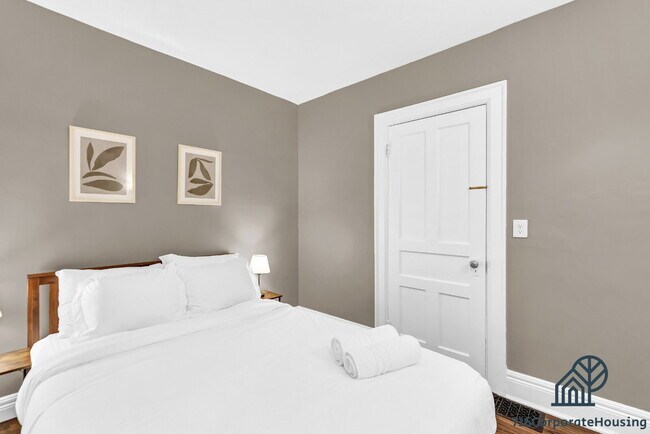 Building Photo - Furnished 3-Bedroom Lower Apartment on Delaware Ave