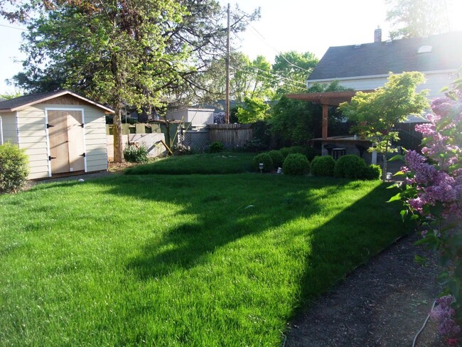 Building Photo - Adorable Little House Just A Few Blocks Fr...