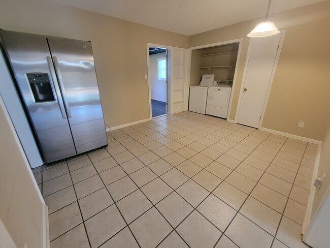 Building Photo - Home conveniently located