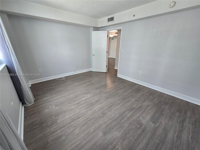Building Photo - 7501 E Treasure Dr