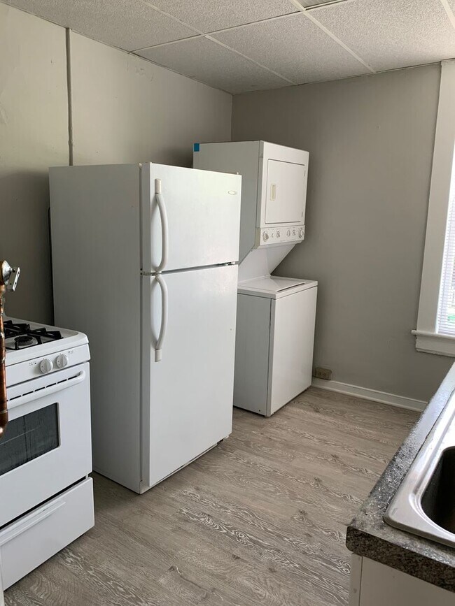 Building Photo - Updated apartment in the Fan!