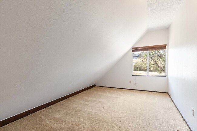 Building Photo - 2676 Woodcrest Dr