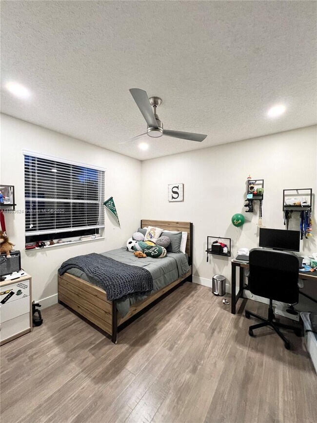 Building Photo - 3806 Oak Ridge Cir