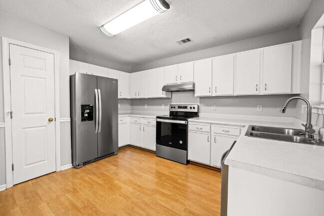 Building Photo - Charming All-Brick Home with Garage & Covered Patio!