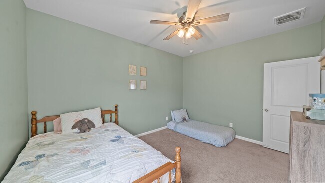 Building Photo - Beautiful 4-Bedroom Home in The Commons Featuring a Convenient Floor Plan