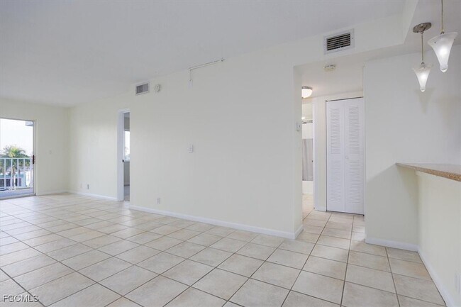 Building Photo - 2885 Palm Beach Blvd