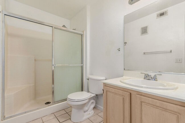 Building Photo - First Floor Condo 2-Bedrooms 2-Bathrooms!