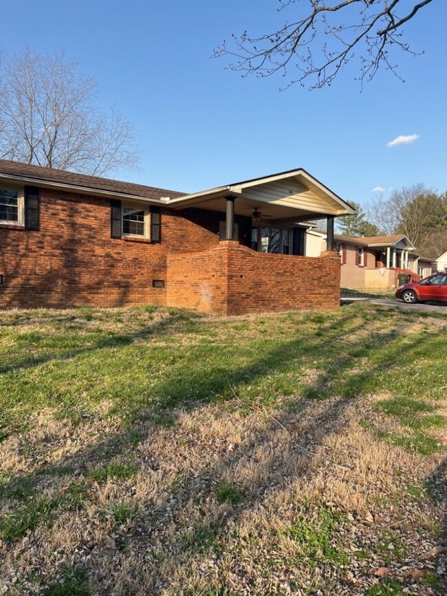 Building Photo - 115 Berne Dr