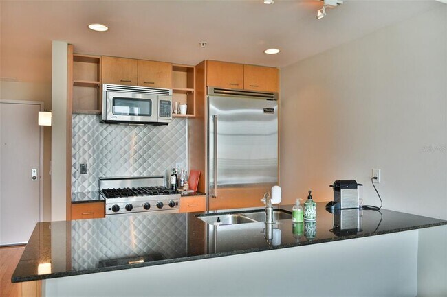 Building Photo - 1120 E Kennedy Blvd