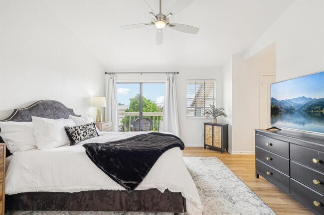 Building Photo - 2201 Lakeway Blvd