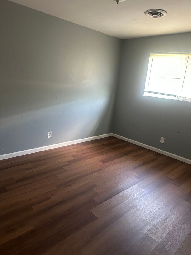 Building Photo - 1574-1574 Leonaire Ct