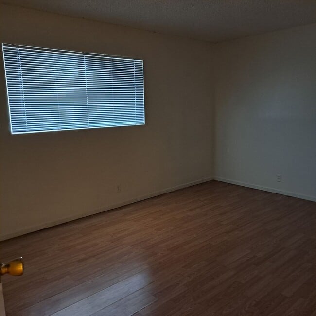 Building Photo - 595 N Royal Crest Cir