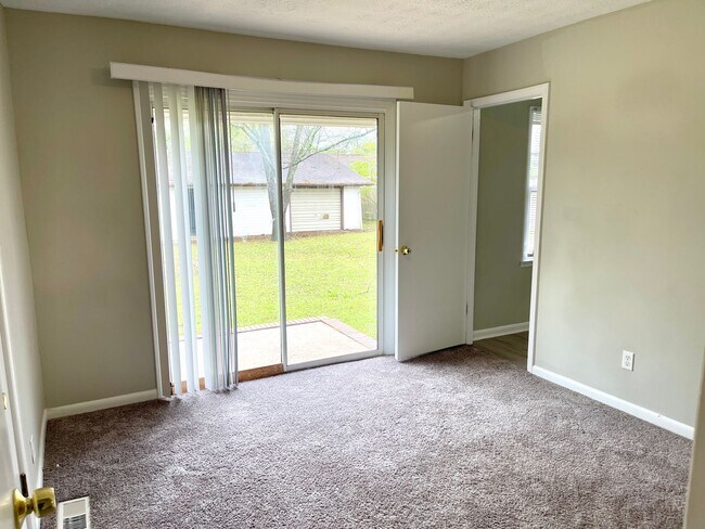 Building Photo - Welcome to this charming 4 bedroom, 2 bath...