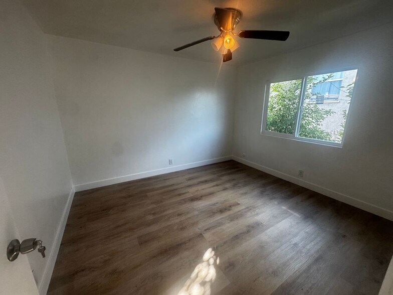 Building Photo - 1499 W 35th Pl